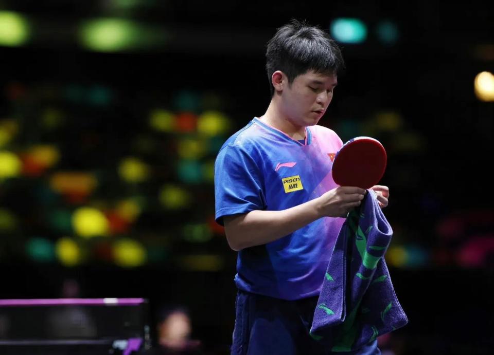 小球落点偏 小球落点偏