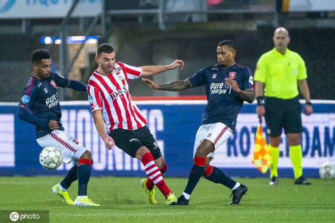 阿迪达斯 阿迪达斯